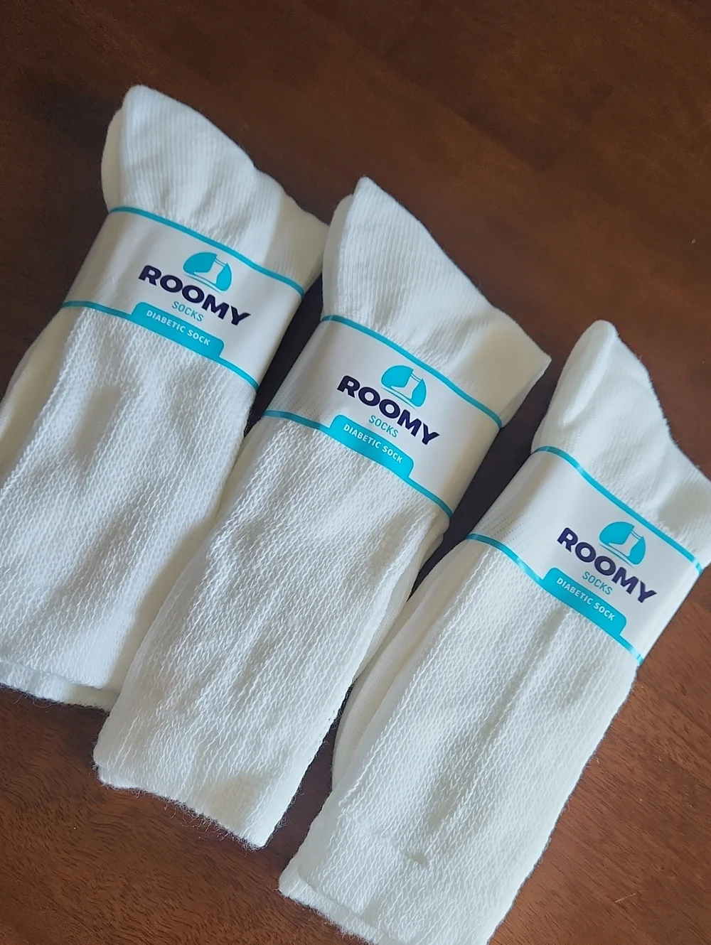 Roomy White Diabetic Crew Socks for Men. Size: 10-13